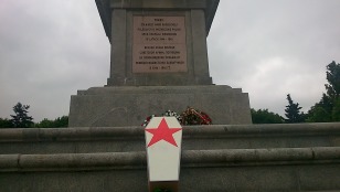Trumna na radzieckim cmentarzu. "Nie zasługuje na Powązki"